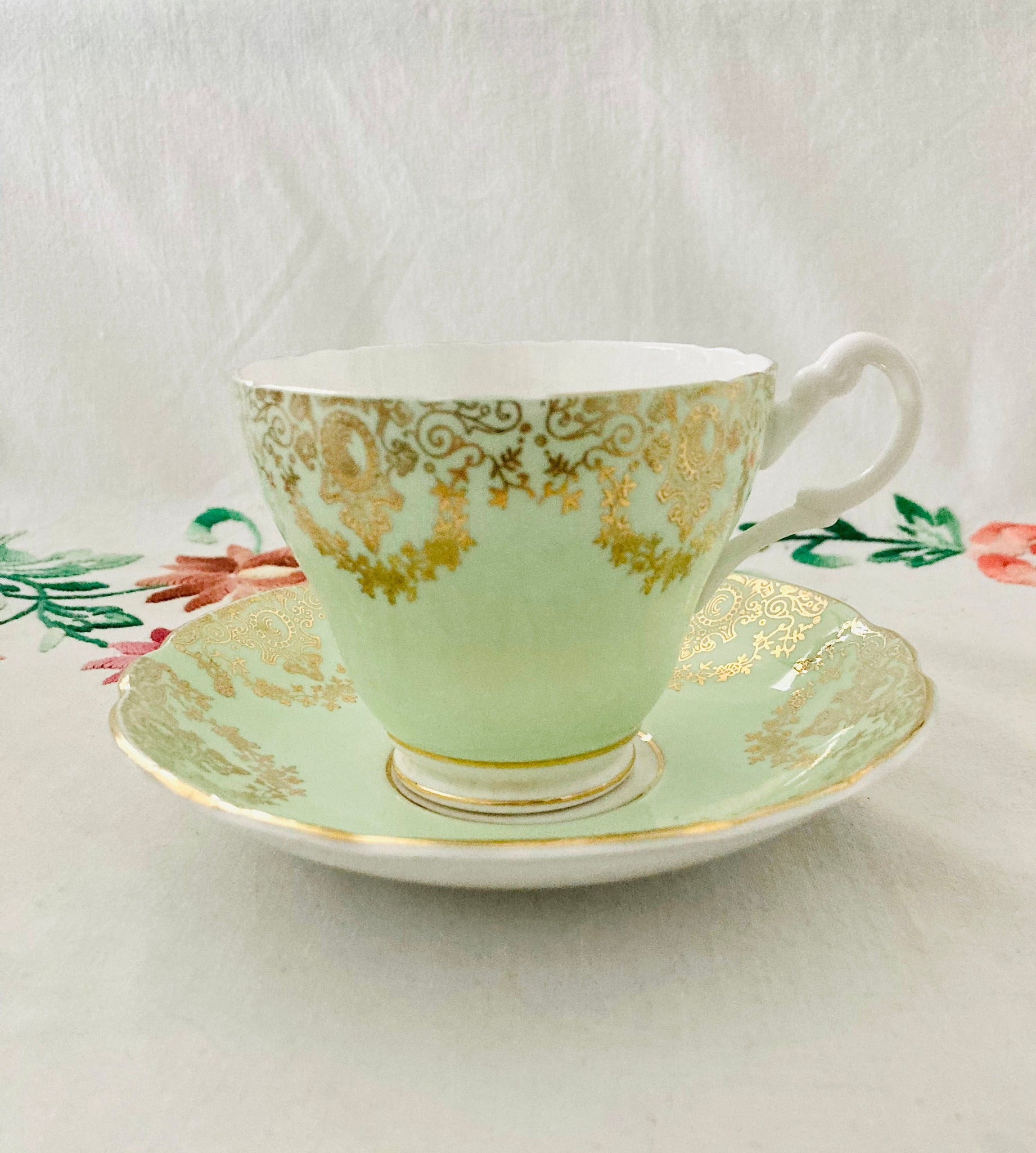 Royal Albert Floral Teacup & Saucer Set Gold Trim Bone China Vintage