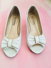 Load image into Gallery viewer, Vintage Lotus Ladies white leather patent shoe Size 5