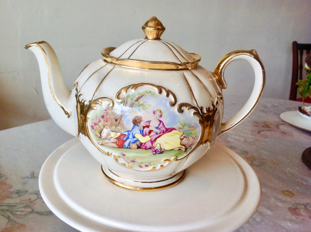 Sadler Round Globe Teapot - Romantic Couple.
