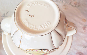 Sadler Round Globe Teapot - Romantic Couple.